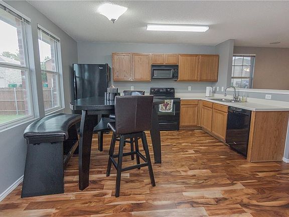 3rd image of 933 Brooks Dr