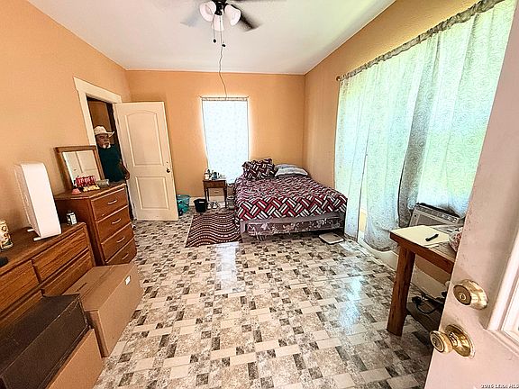 3rd image of 1110 W Lynwood Ave