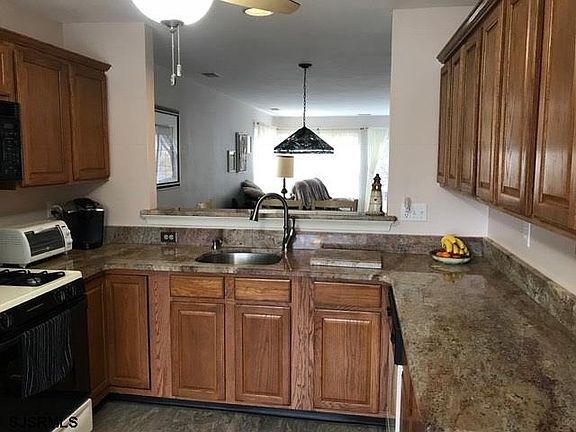 4th image of 674 Chancery Ln #27