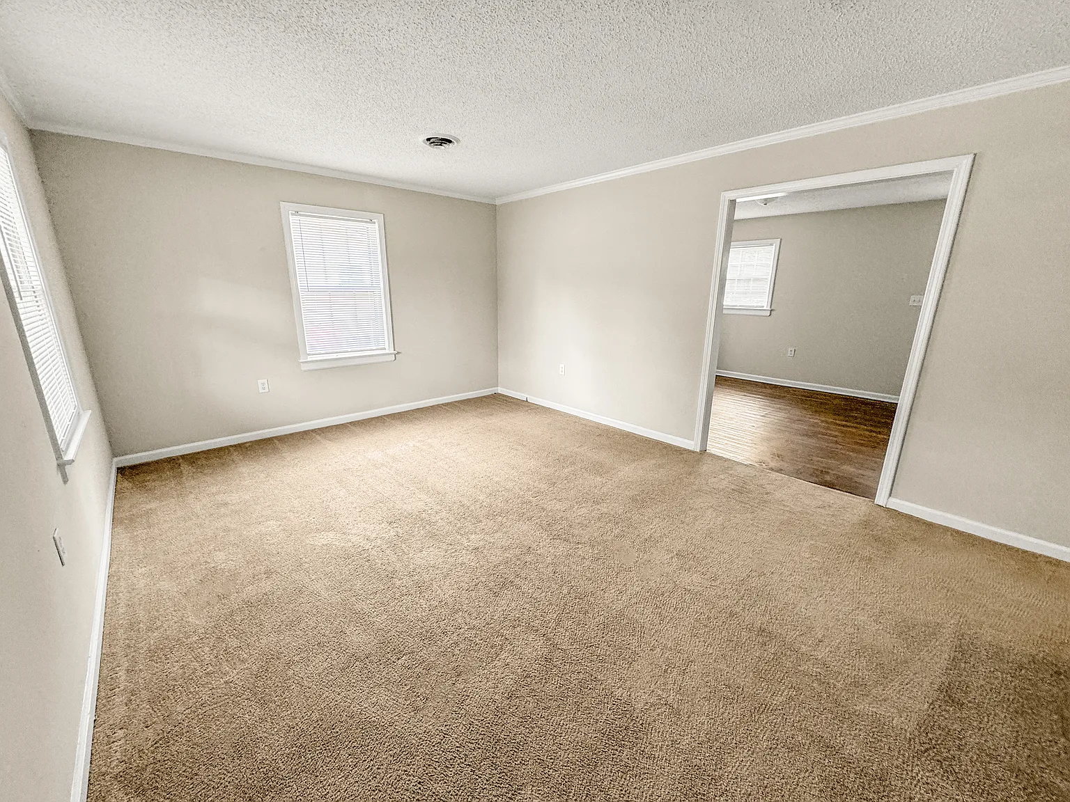 3 bed, 1170 sqft, $1,300 — Photo 2