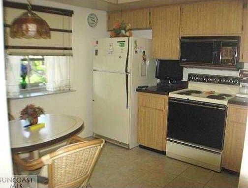 3rd image of 1035 Dunrobin Dr APT D