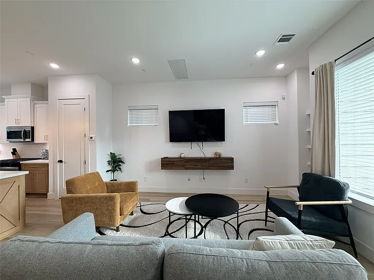 2706 Cochran St — Photo 6