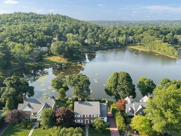 10 Dartmouth St, Winchester, MA 01890