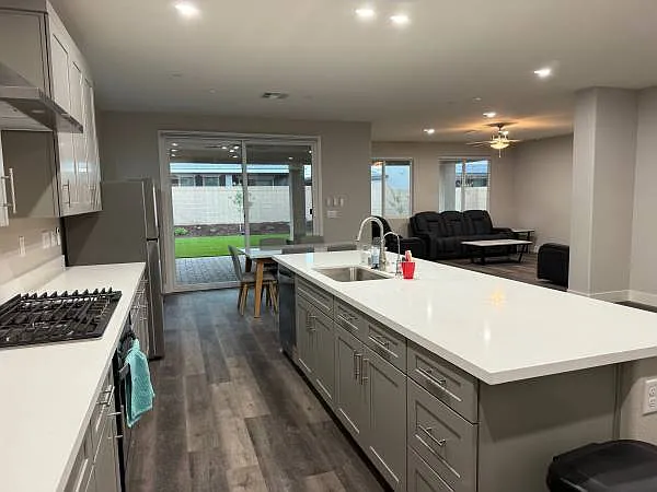 6 bed, 4425 sqft, $925 — Photo 4