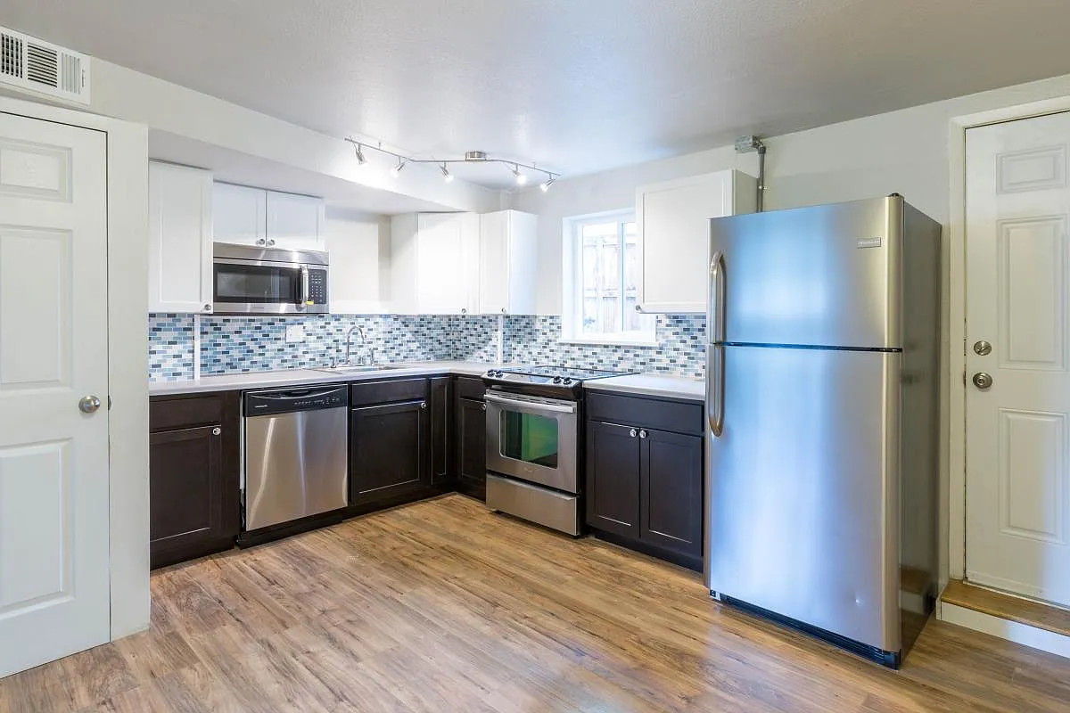 2 bed, 1010 sqft, $1,645 — Photo 1