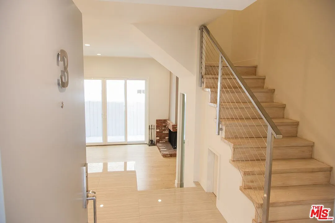 2 bed, 1.5 bath, 1300 sqft, $4,295 — Photo 3