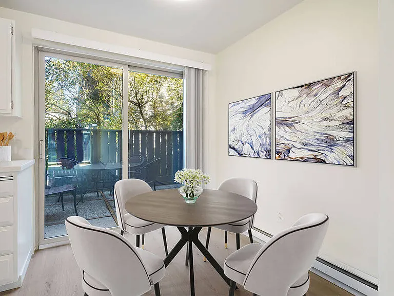 Town Squire Apartments — Photo 6