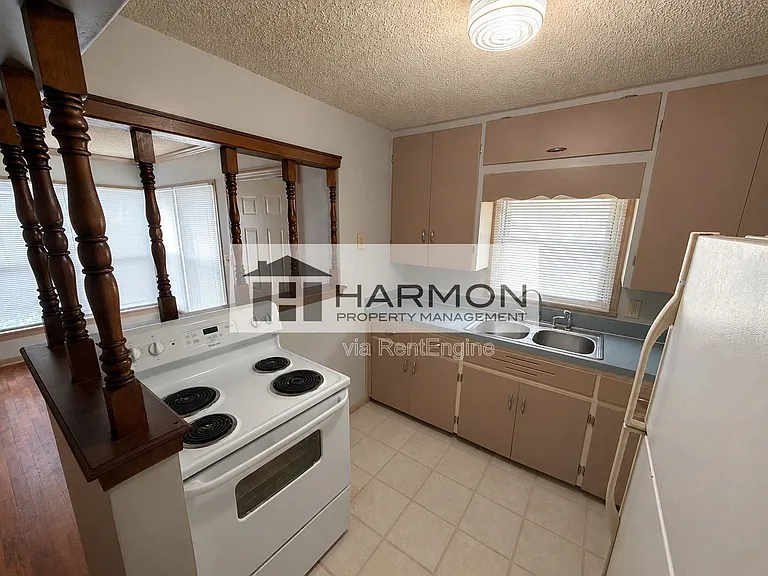 2232 S Greenwood Ave — Photo 4