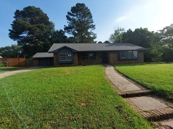 14 Palm Dr, Texarkana, TX 75503