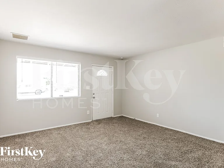 2114 W Sunnyside Dr — Photo 2