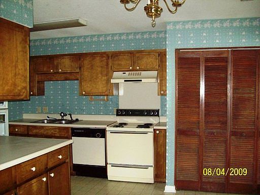 2nd image of 912 Pineland Ave APT 7
