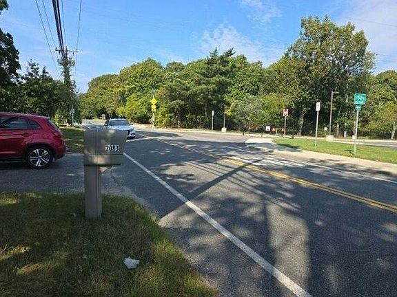 5th image of 2083 Wading River Manor Rd