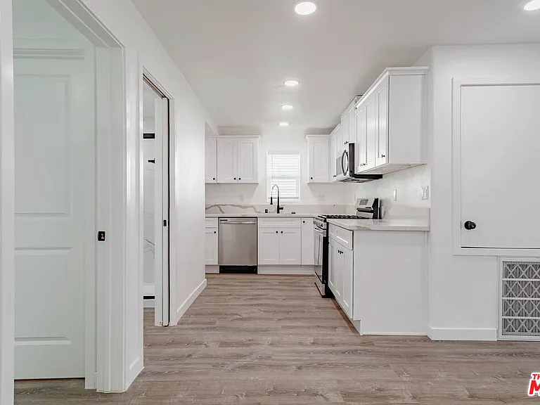 253 S Catalina Ave — Photo 11