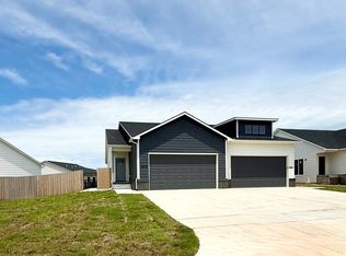 5270 Pinecrest Ct N, Bel Aire, KS 67220