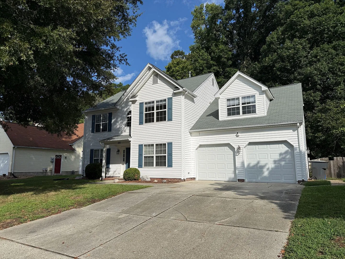 Lovely 4 bedroom Menchville home — Photo 1