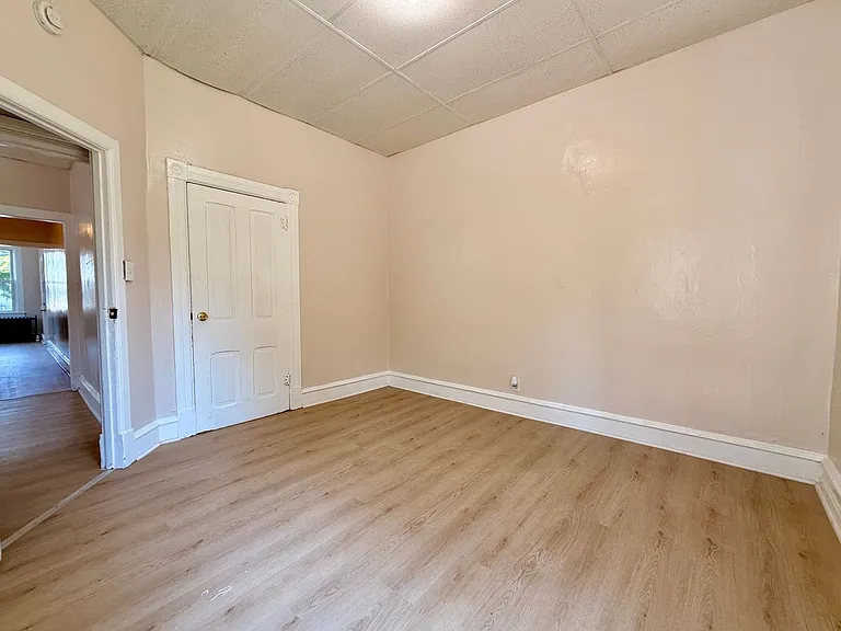 303 N Laurel St — Photo 22