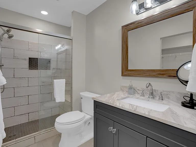 323 Edgewater Ln — Photo 17