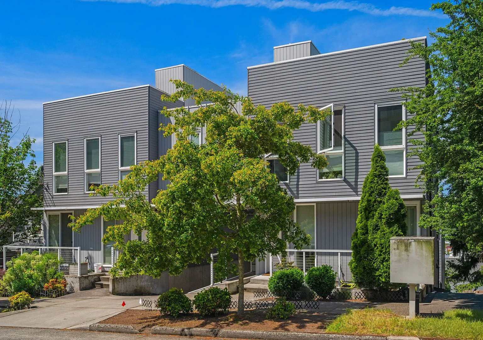 3-Bedroom Townhome with Views & Rooftop Deck in Interbay — Photo 4