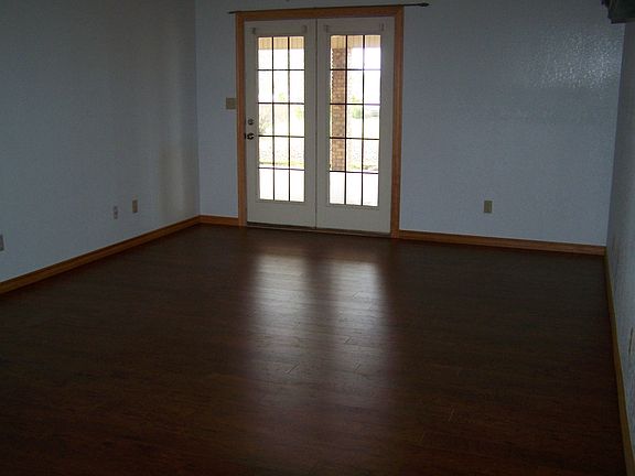 5th image of 702 Leslie St