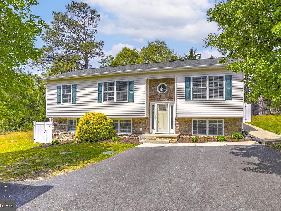 1st image of 23260 Hilltop Dr