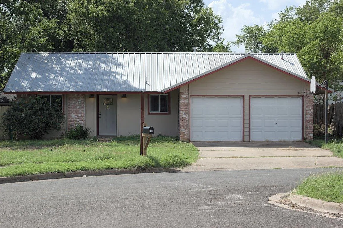 3 bed, 2.0 bath, 1066 sqft, $1,745 — Photo 1