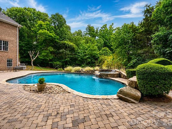3rd image of 8801 Nellie Ln