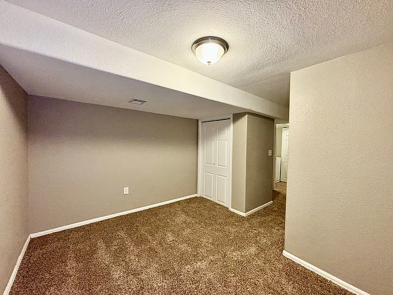 1044 S Paris Ct — Photo 18