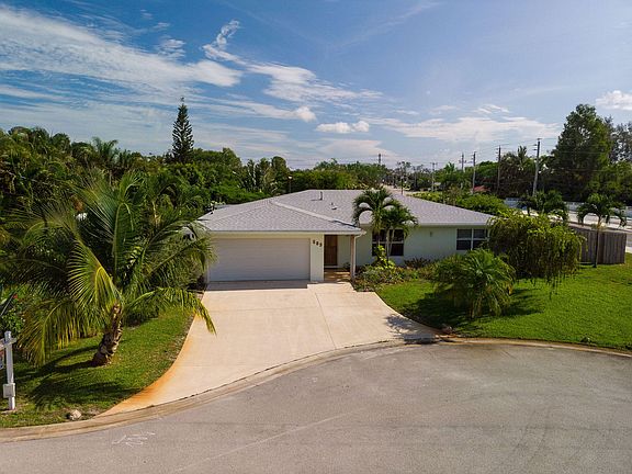 3rd image of 689 SE Whitmore Drive