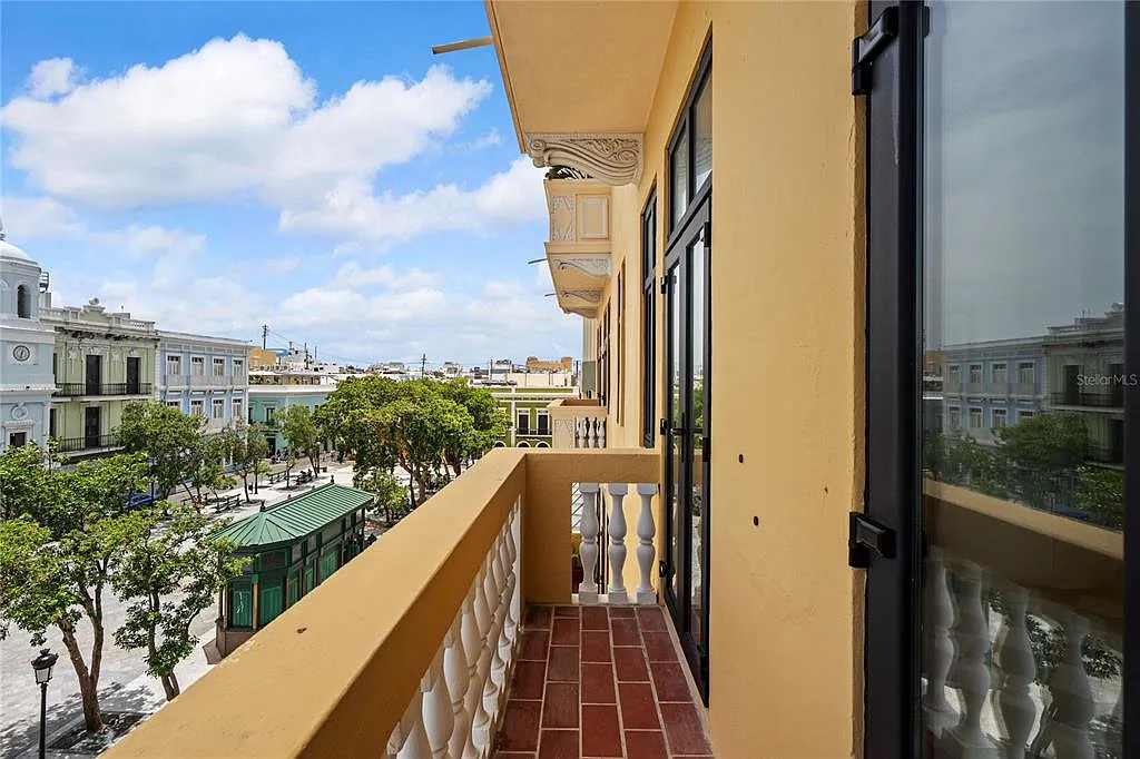 2 bed, 2.0 bath, 1057 sqft, $5,500 — Photo 3