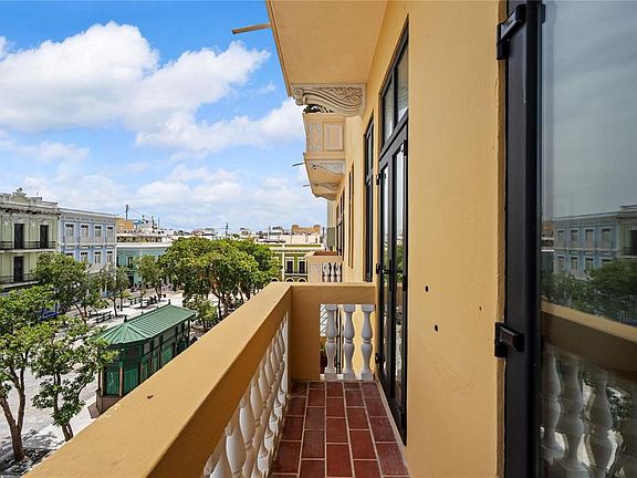 3rd image of 152 Plaza De Armas #302