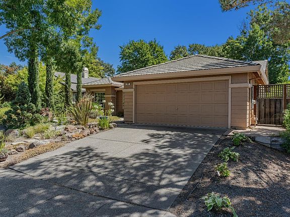 2nd image of 900 Ginkgo Place