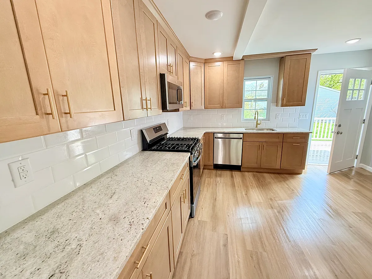 Building Photo - 13 Roosevelt Ave #B