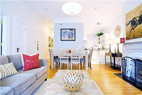 Sold by R New York | media 27