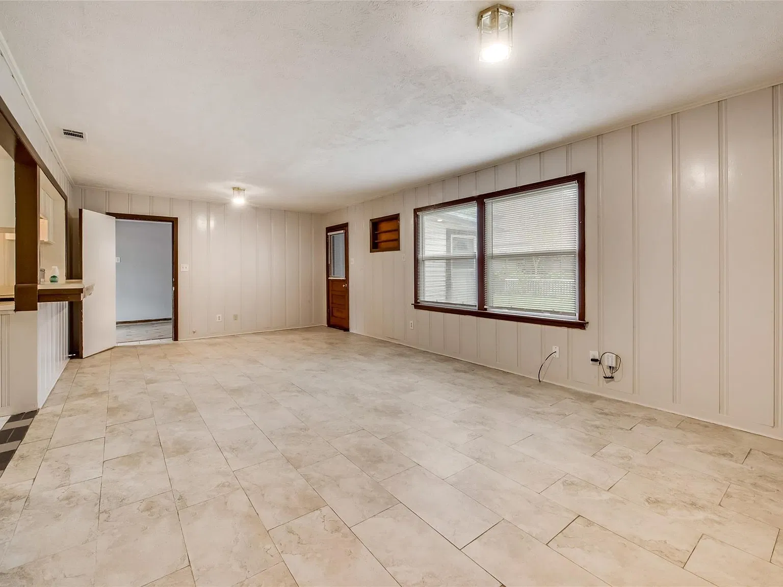 3 bed, 2.0 bath, 1903 sqft, $1,700 — Photo 3