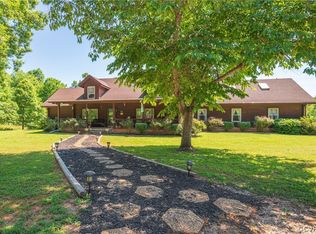 1323 Old Peachtree Rd, Green Bay, VA 23942