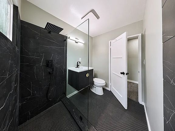 3rd image of 582 Venice Blvd #1