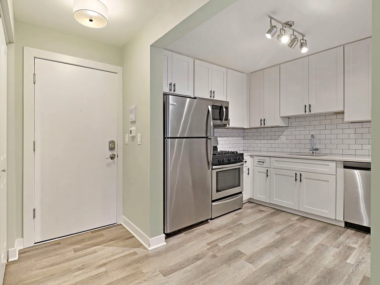1 bed, 800 sqft, $1,900 — Photo 2
