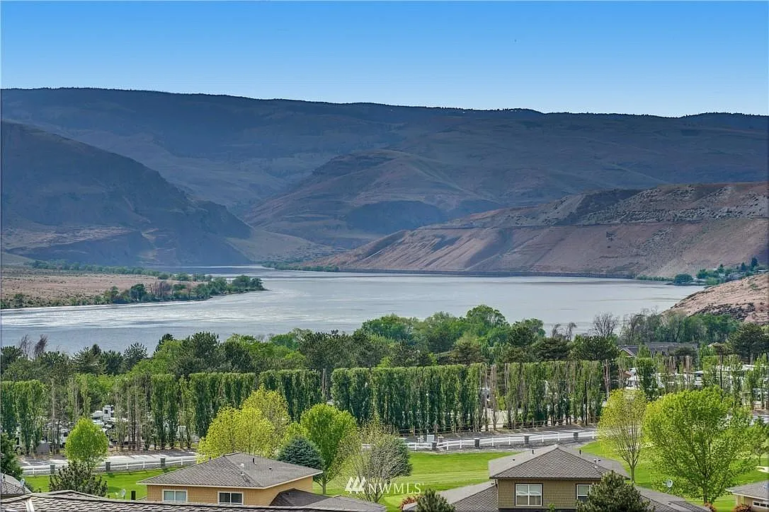 2 bed, 1920 sqft, $2,644 — Photo 3