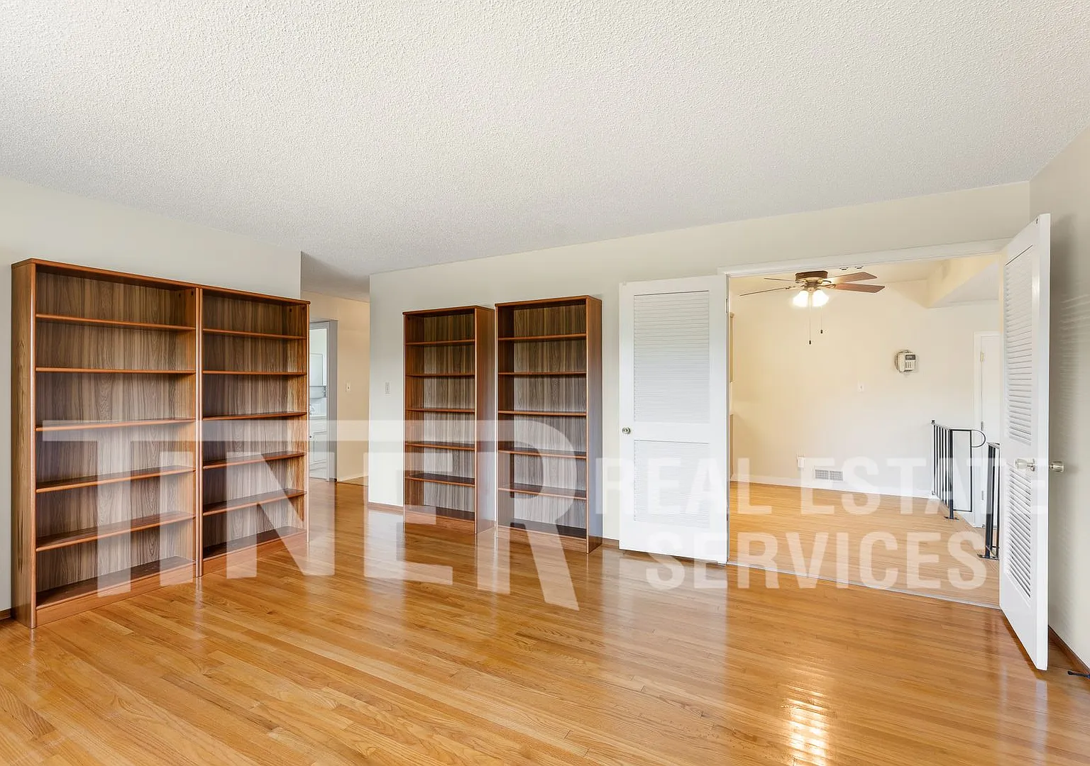 7304 Idle Wild Way - Tier 2 - Mid-Century Character in South Land Park Hills — Photo 3