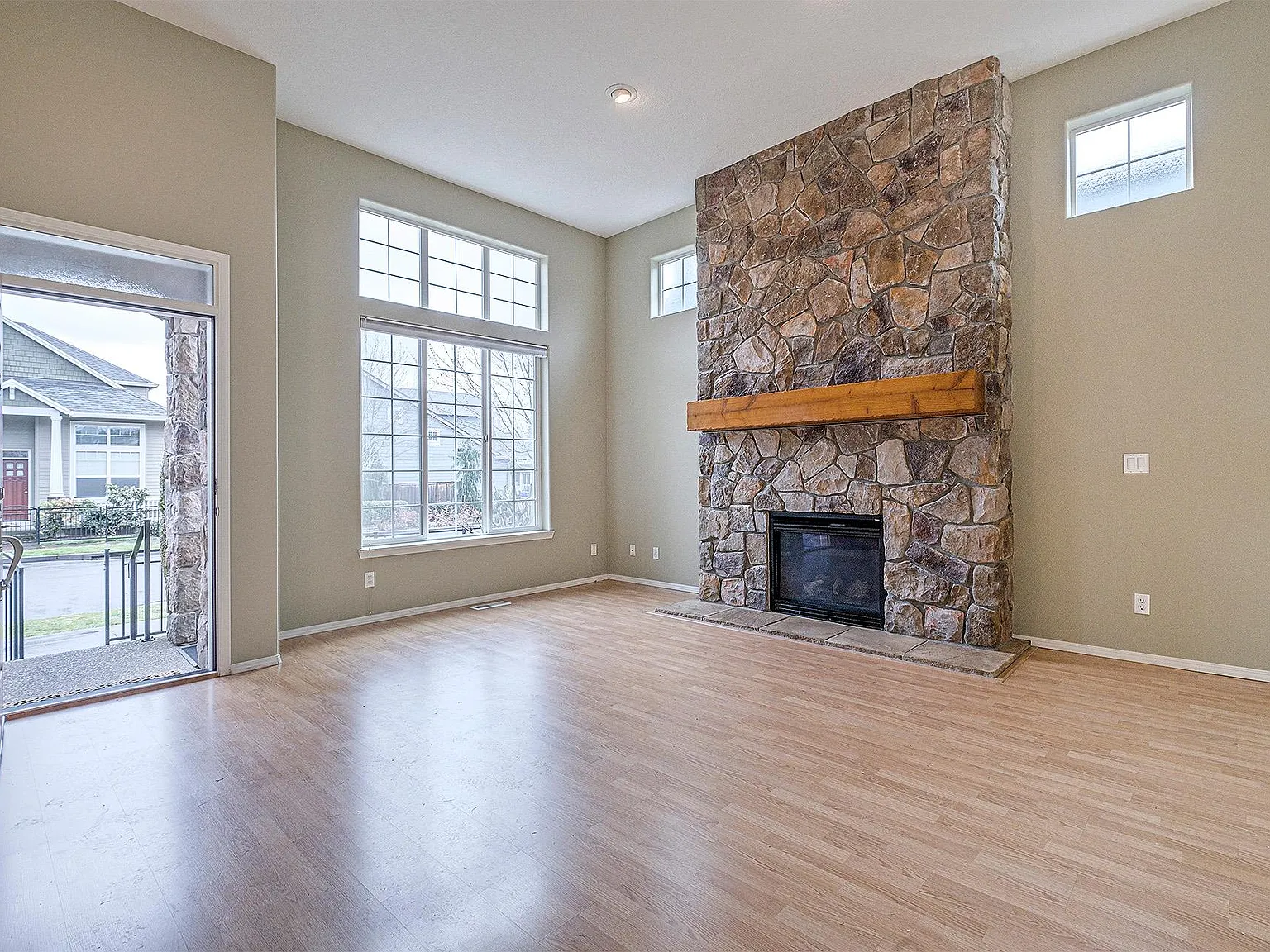 3 bed, 2.5 bath, 1884 sqft, $2,795 — Photo 3