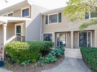 1095 Hidden Lake Dr, Buffalo Grove, IL