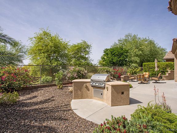 2_Private Fully Fenced Yard