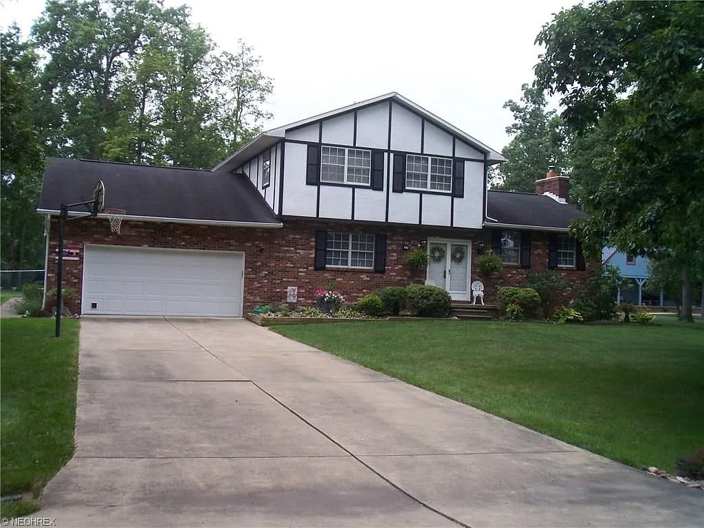 741 Windsor Dr photo 1