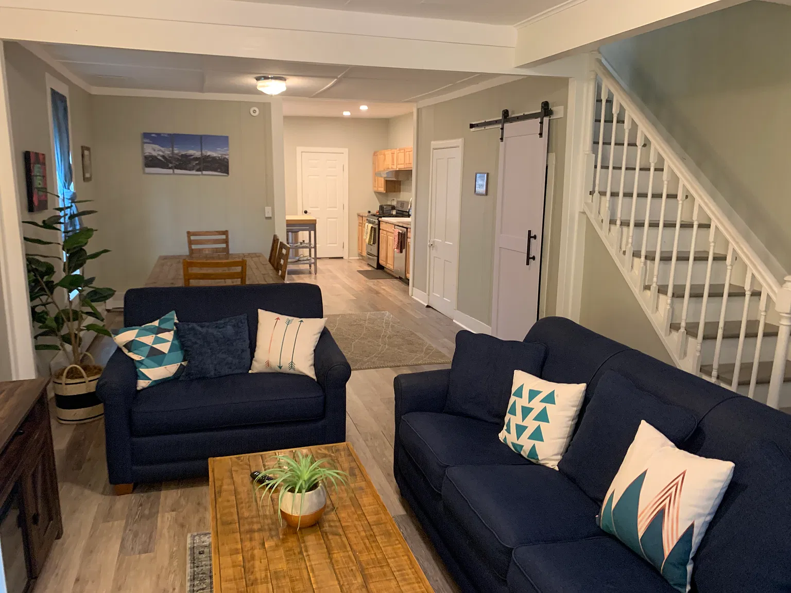 218 E 6th St — Photo 1
