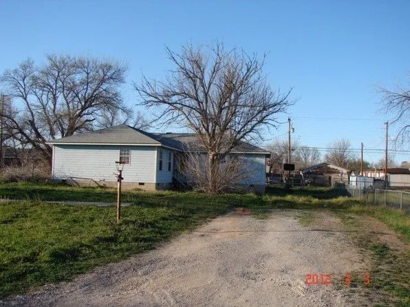 702 E Pasadena St, Iowa Park, TX 76367