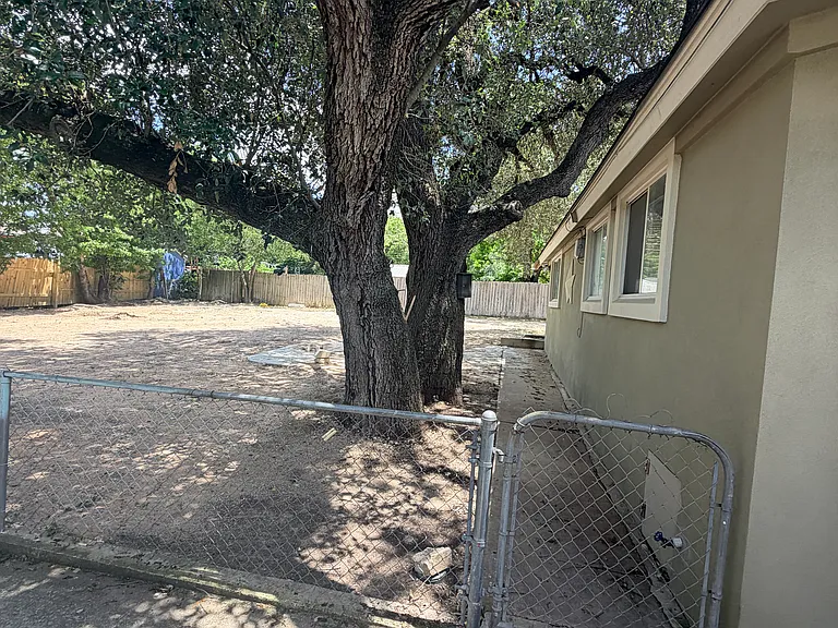 2102 Bois Darc Ln — Photo 32
