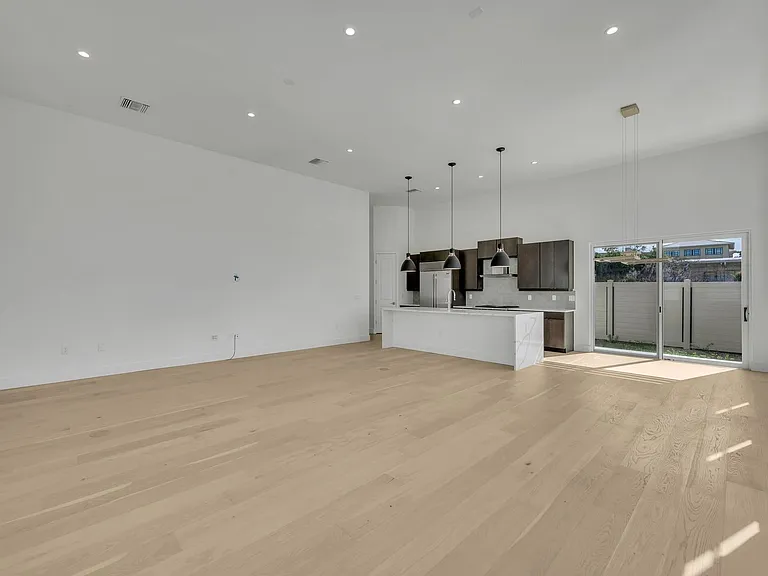 501 W Canton Ave — Photo 5