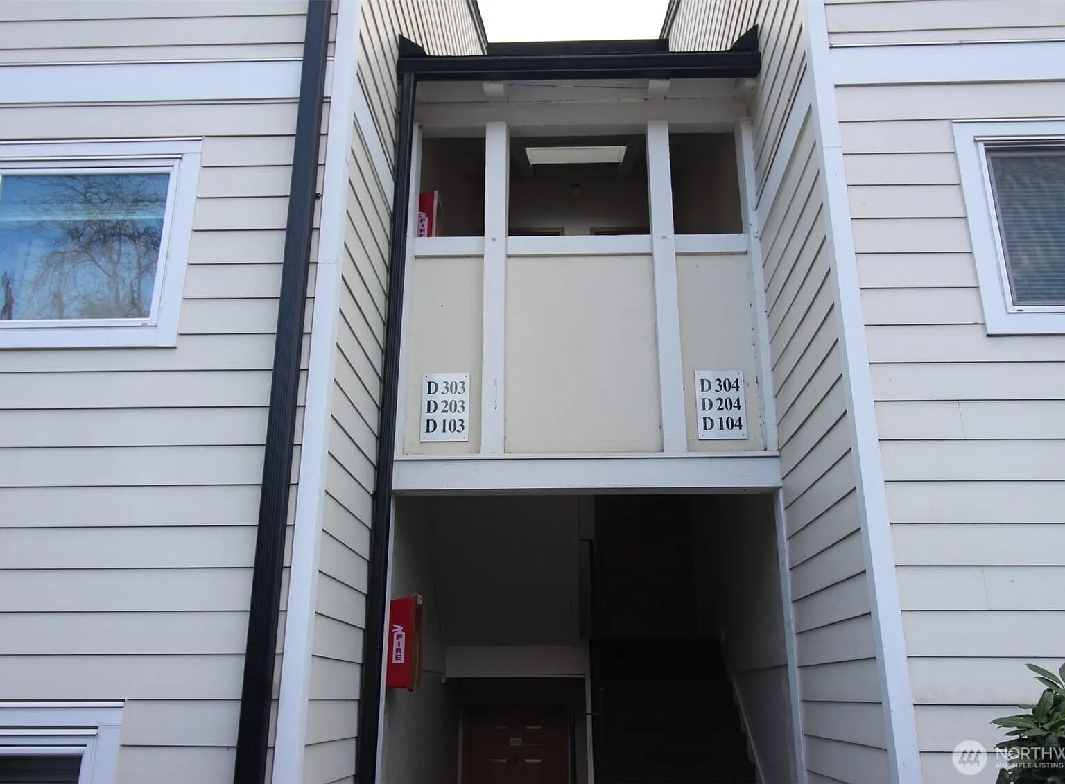 2 bed, 1.5 bath, 908 sqft, $2,200 — Photo 1