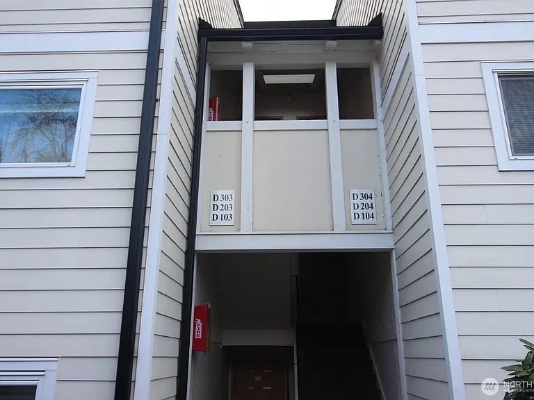 15210 Macadam Rd S #D304 — Photo 1
