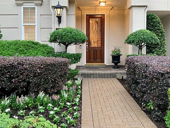 After entering the guard gate, youâre greeted with landscaped Esplanades and flexible guest parking.